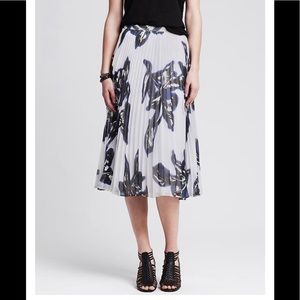 🆕 NWT Pleated Floral Midi Skirt
